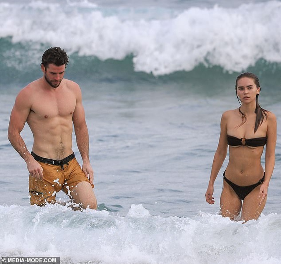 Liam Hemsworth đi tắm biển cùng bạn gái gợi cảm - 8 Liam Hemsworth đi tắm biển cùng bạn gái gợi cảm - 8