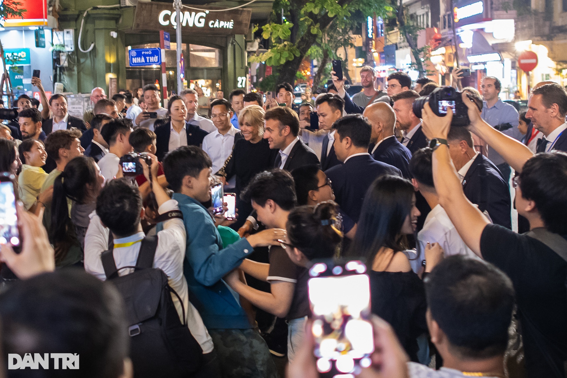 Tổng thống Pháp Emmanuel Macron dạo quanh hồ Hoàn Kiếm, bắt tay người dân - 8 Tổng thống Pháp Emmanuel Macron dạo quanh hồ Hoàn Kiếm, bắt tay người dân - 8