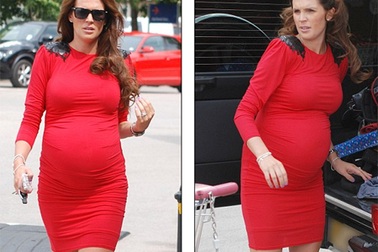 Hoa hậu bị tước vương miện sinh con thứ 3