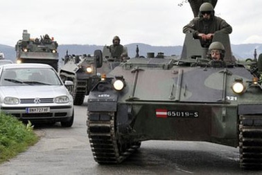 Áo huy động đặc nhiệm, xe thiết giáp bắt kẻ xả súng giết 4 người