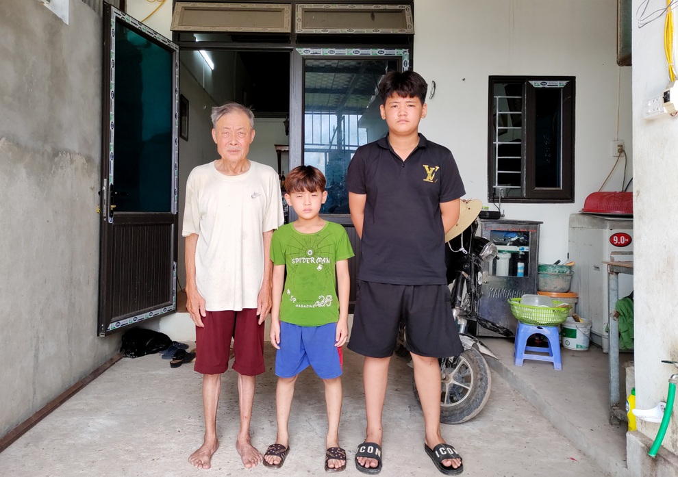 Thương cảnh cha già bất lực cầu xin sự sống cho con trai - 3 Thương cảnh cha già bất lực cầu xin sự sống cho con trai - 3