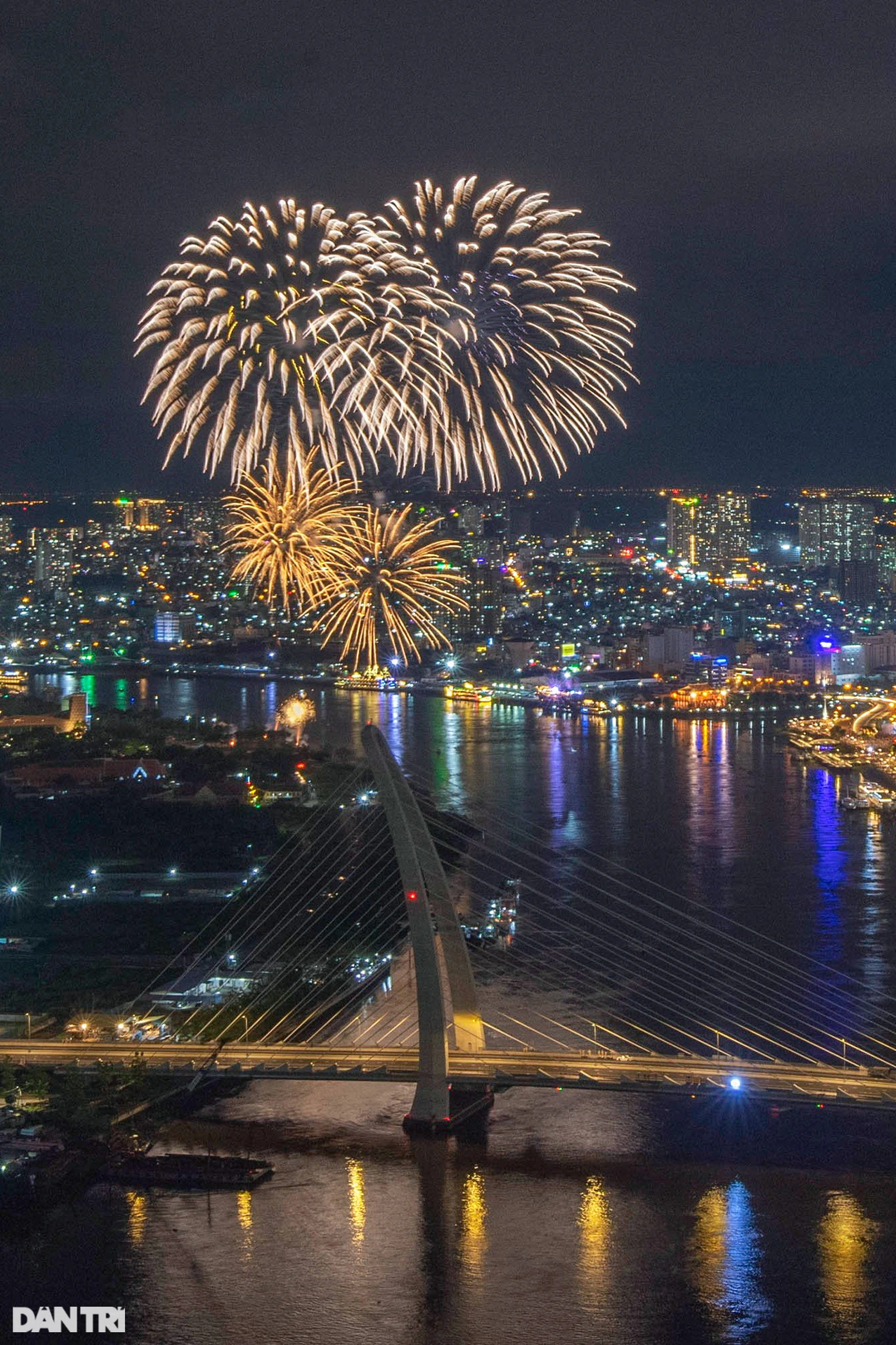 Mãn nhãn với màn pháo hoa chào mừng ngày Chiến thắng tại TPHCM - 6 Mãn nhãn với màn pháo hoa chào mừng ngày Chiến thắng tại TPHCM - 6