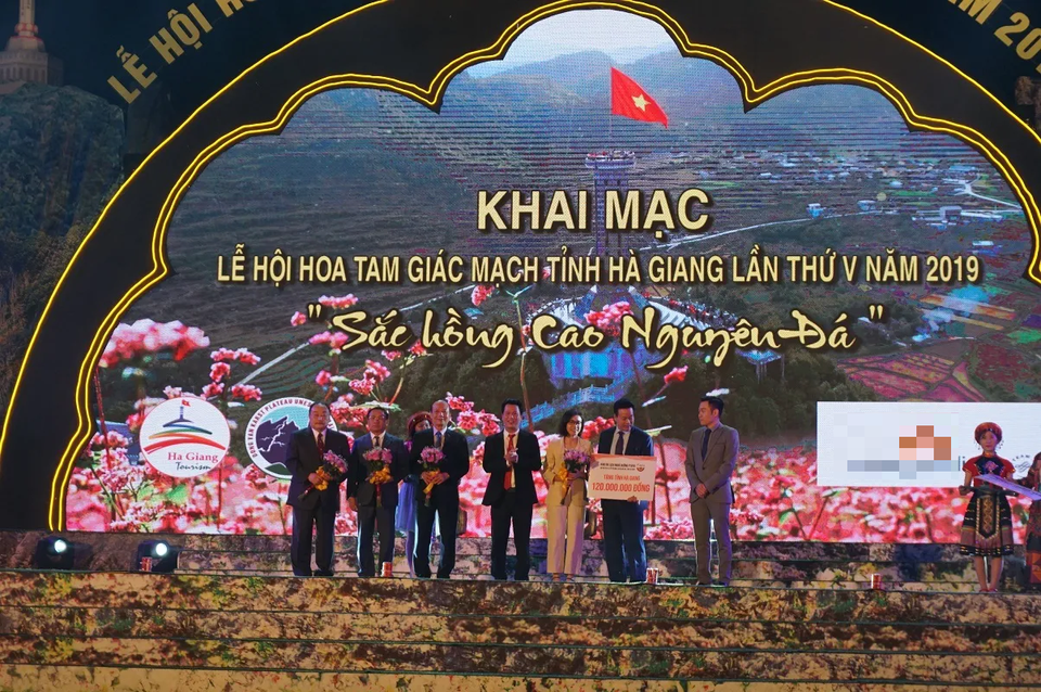 Khách nước ngoài thích thú thổi khèn Mông, ăn bánh hoa tam giác mạch - 1 Khách nước ngoài thích thú thổi khèn Mông, ăn bánh hoa tam giác mạch - 1