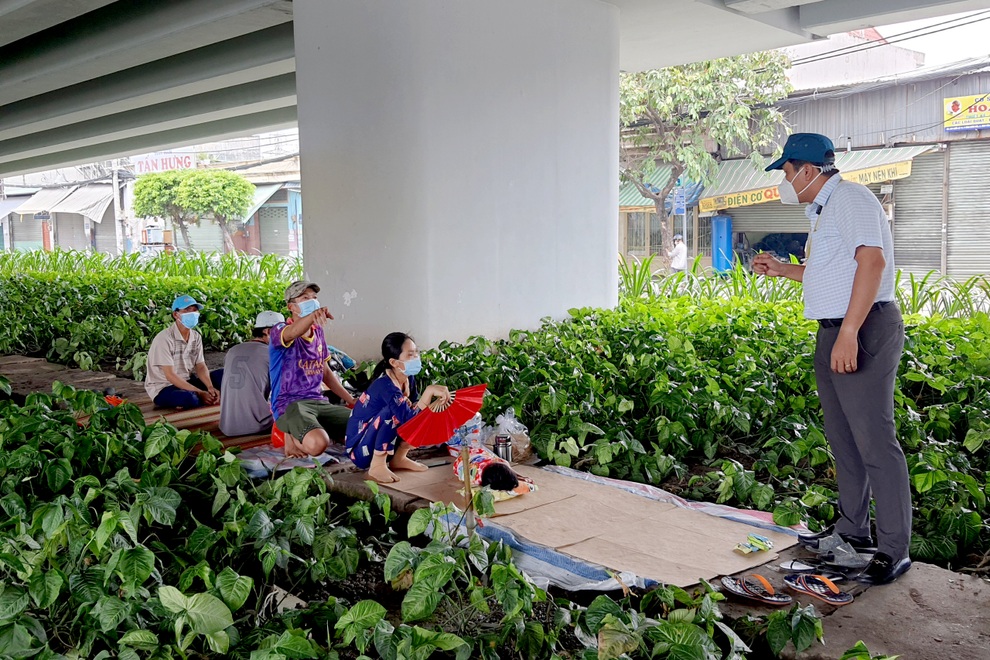 Bé 15 tháng tuổi ngủ gầm cầu cùng ba mẹ chờ ngày về quê - 3