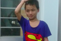 Cháu bé đi lạc đến biên giới Campuchia khóc nức nở khi gặp người thân