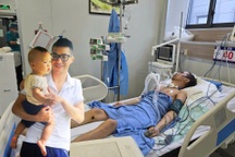 Vợ nghèo kiệt quệ khẩn cầu bạn đọc cứu chồng nguy kịch vì viêm não tự miễn