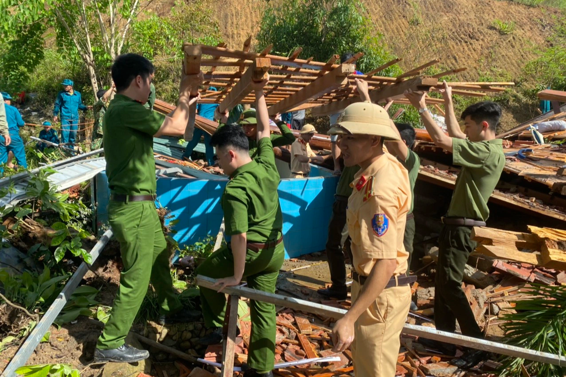 Đang xem bóng đá thì nhà đổ sập, 3 người mắc kẹt - 2 Đang xem bóng đá thì nhà đổ sập, 3 người mắc kẹt - 2