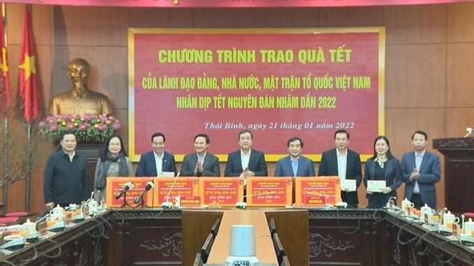 Đoàn công tác của Trung ương do Phó chủ tịch Quốc hội Nguyễn Khắc Định làm trưởng đoàn trao quà Tết tại  tỉnh Thái Bình.