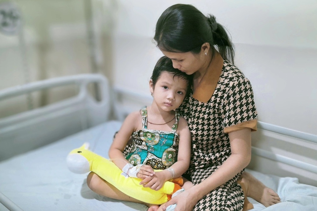 Con gái xinh đẹp mắc bệnh hiểm nghèo, mẹ mong con có cơ hội được sống - 1 Con gái xinh đẹp mắc bệnh hiểm nghèo, mẹ mong con có cơ hội được sống - 1