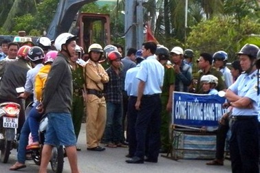 Dân ào ra ngăn cản thi công đường, giao thông ùn tắc