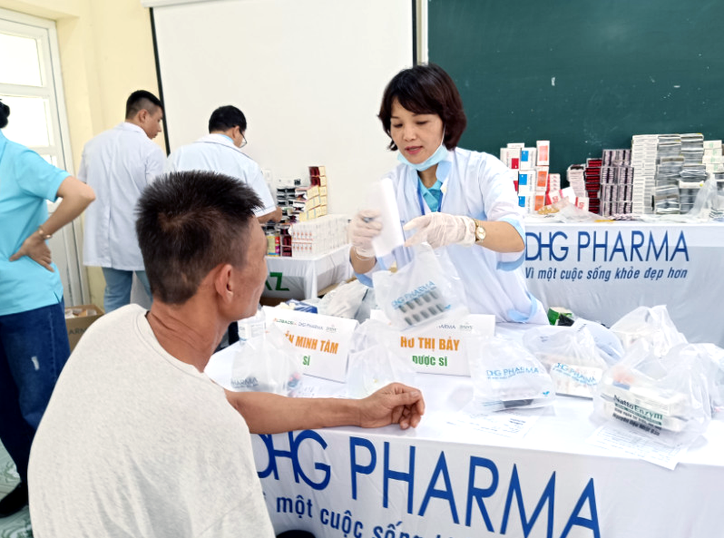 Dược Hậu Giang và AloBacsi khám bệnh, phát thuốc cho 1.000 bà con xã Quỳnh Long - 6 Dược Hậu Giang và AloBacsi khám bệnh, phát thuốc cho 1.000 bà con xã Quỳnh Long - 6