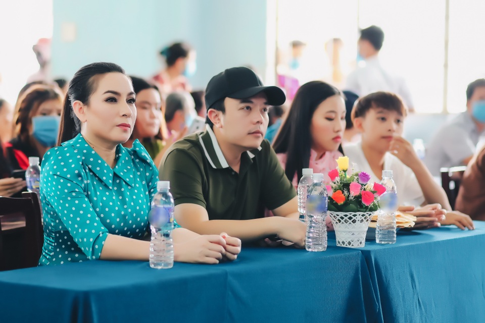 Phi Nhung rớt nước mắt khi đi cứu trợ bà con miền Tây - 2 Phi Nhung rớt nước mắt khi đi cứu trợ bà con miền Tây - 2