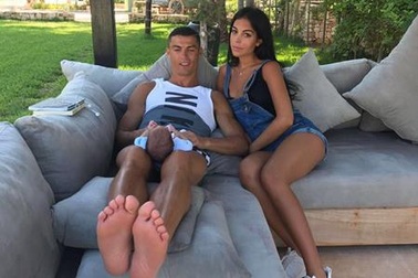 Giữa “bão” tin đồn, C.Ronaldo khoe hạnh phúc giản dị bên con và bạn gái