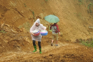 Hoa hậu Biển vượt đường núi nguy hiểm hỗ trợ người dân sau cơn lũ