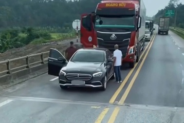 Xác minh clip Mercedes chặn đầu cả dòng xe trên cao tốc Nội Bài - Lào Cai