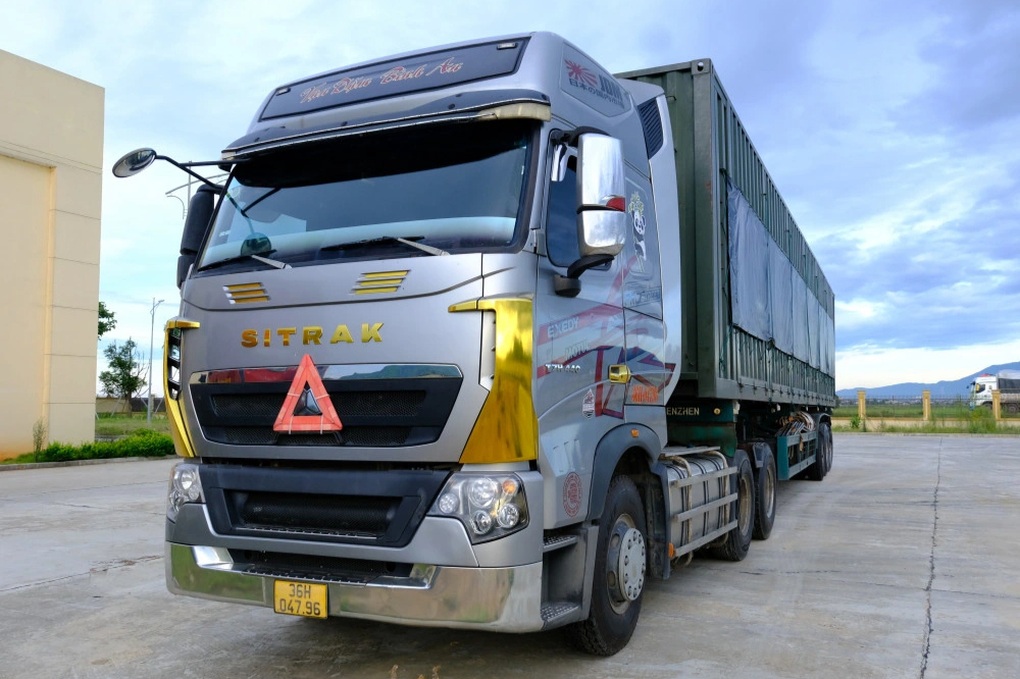 Tài xế xe container bỏ chạy 80km, tông thẳng vào cảnh sát - 2 Tài xế xe container bỏ chạy 80km, tông thẳng vào cảnh sát - 2