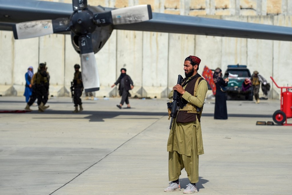 Dàn phi cơ quân sự khủng bị Mỹ phá hủy ở sân bay Kabul khi rút quân - 2 Dàn phi cơ quân sự khủng bị Mỹ phá hủy ở sân bay Kabul khi rút quân - 2