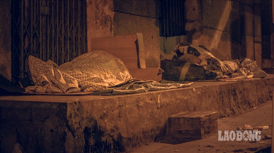 Hà Nội giá rét, người vô gia cư dùng áo mưa thay chăn để chống lạnh - 6 Hà Nội giá rét, người vô gia cư dùng áo mưa thay chăn để chống lạnh - 6