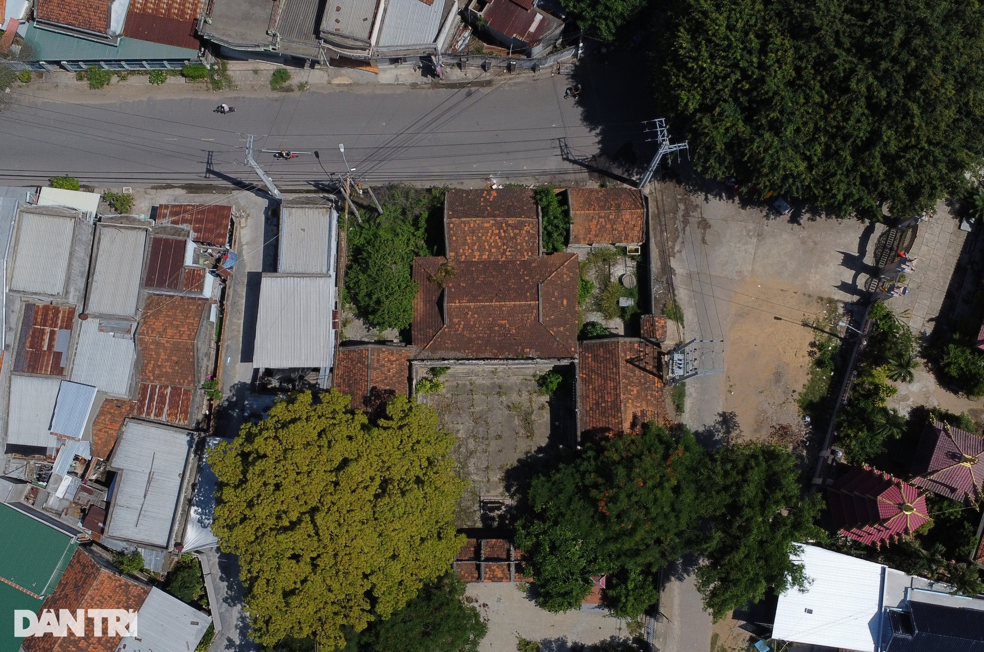 Đình 173 năm tuổi giằng néo bằng dây thép, dân vừa làm lễ vừa lo sập - 9 Đình 173 năm tuổi giằng néo bằng dây thép, dân vừa làm lễ vừa lo sập - 9