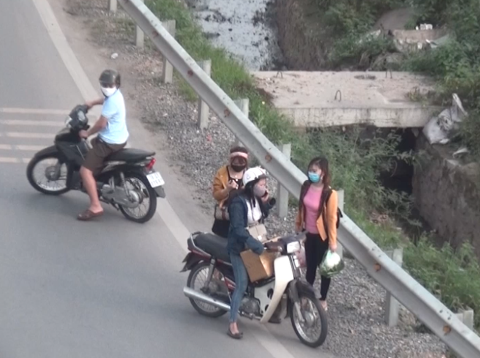 Hà Nội: Xử lý liên minh ô tô, xe máy câu kết đón khách kiểu người nhà - 6