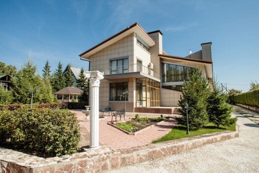 Choáng với cung điện xa hoa ẩn mình sau ngôi nhà đơn điệu