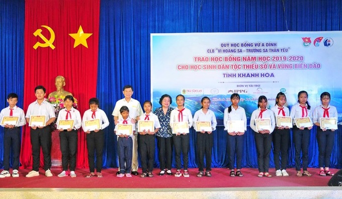 Nguyên Phó Chủ tịch nước Trương Mỹ Hoa trao tặng 450 suất học bổng tại Khánh Hòa - Ảnh 1. Nguyên Phó Chủ tịch nước Trương Mỹ Hoa trao tặng 450 suất học bổng tại Khánh Hòa - Ảnh 1.