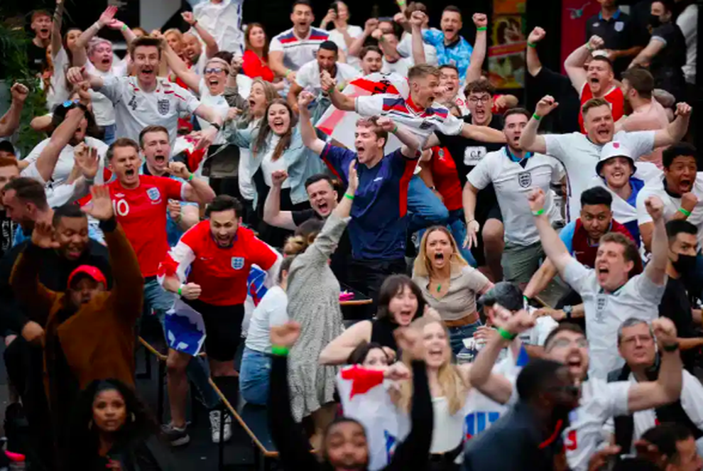 Cổ động viên Anh ngất ngây khi đội nhà vào bán kết Euro 2020 - 13 Cổ động viên Anh ngất ngây khi đội nhà vào bán kết Euro 2020 - 13
