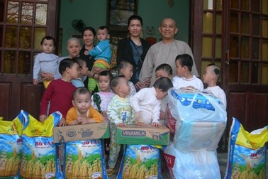 Bạn đọc trao quà đến trẻ mồ côi chùa Quan Châu 