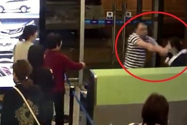 Du khách Trung Quốc tát và ném đồ vào tiếp viên vì máy bay hoãn chuyến