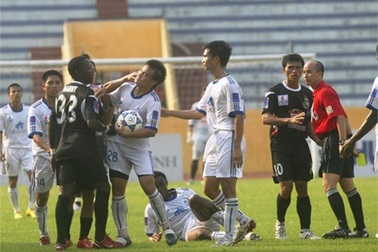 Xu hướng bạo lực sân cỏ tại Việt Nam