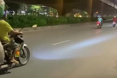 Chiếc xe máy chở hàng cồng kềnh trên đường phố Hà Nội