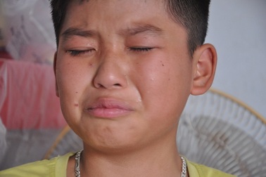 Tâm sự đẫm nước mắt của cậu bé mồ côi bố, mẹ bỏ đi lấy chồng không nuôi