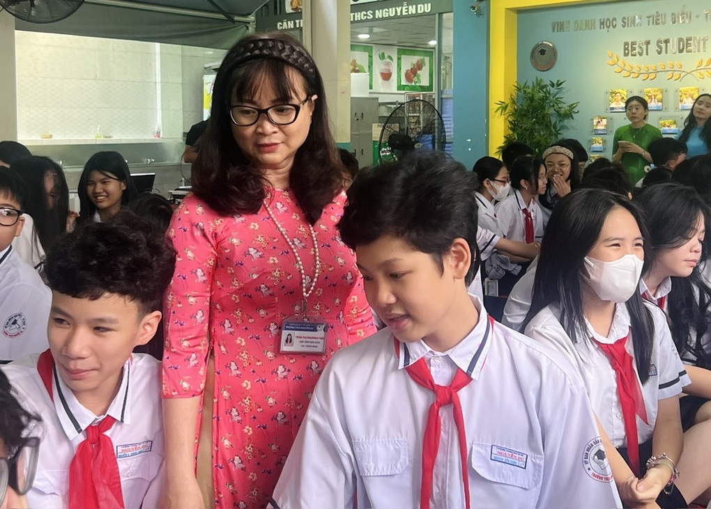 Nhiều người tin nhờ đòn roi, mắng mỏ của thầy cô mà nên người - 2 Nhiều người tin nhờ đòn roi, mắng mỏ của thầy cô mà nên người - 2