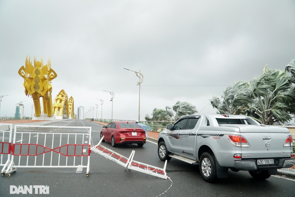Đà Nẵng: Người dân phá rào vượt cầu Rồng trong cơn bão tố - 2 Đà Nẵng: Người dân phá rào vượt cầu Rồng trong cơn bão tố - 2