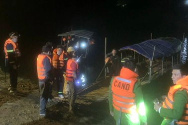 Huy động lực lượng tìm kiếm 3 người trong một gia đình mất tích trên sông