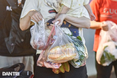 Thói quen xấu: Dùng túi nilon, người tốn bạc triệu, người vô tư xả rác