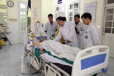 Bộ Y tế thăm bệnh nhân bị quên panh phẫu thuật trong bụng 18 năm