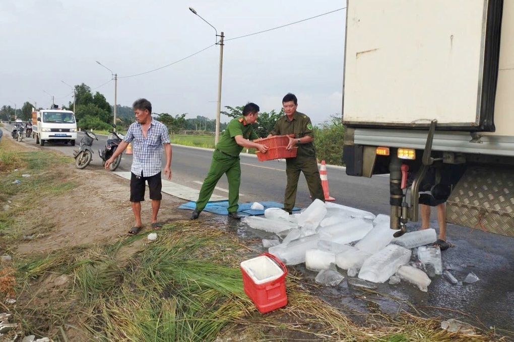 Xe tải lật giữa đêm, công an chạy đua cứu hơn 3 tấn tôm - 1