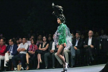 Huyền Ny tỏa sáng trên sàn catwalk