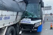 Xe khách dính vào xe tải sau cú tông mạnh, tài xế tử vong