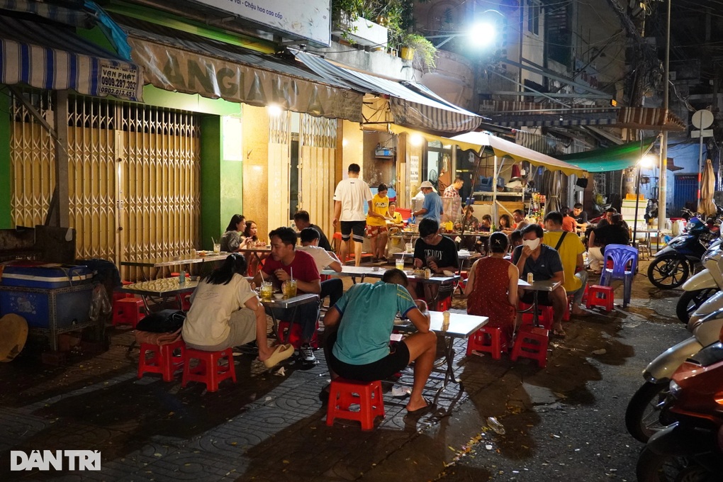 Cơm tấm bãi rác ở TPHCM: Gần 100.000 đồng/đĩa vì sao vẫn nườm nượp khách? - 1