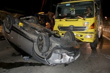 Bố mẹ cùng 2 con kêu cứu trong chiếc ô tô lật ngửa