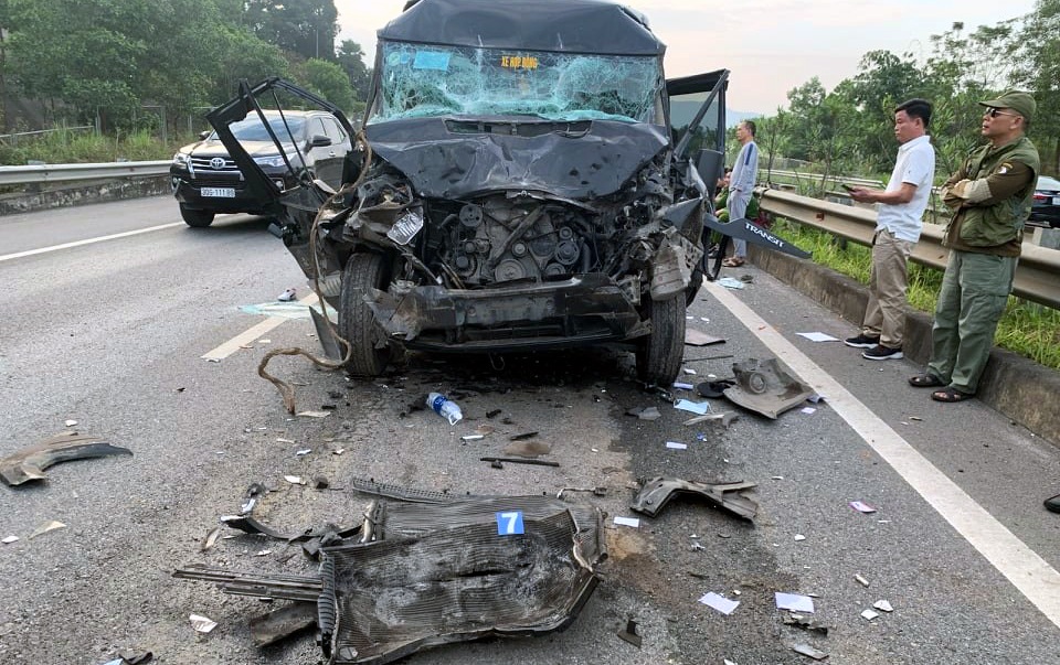 Xe limousine cắn đuôi container trên cao tốc, 8 người nhập viện - 2 Xe limousine cắn đuôi container trên cao tốc, 8 người nhập viện - 2