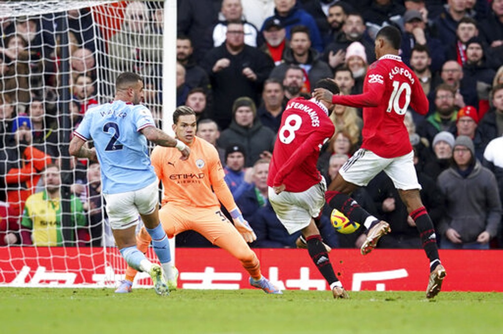 Bàn thắng tranh cãi của Fernandes, Rashford đi vào lịch sử Man Utd - 2 Bàn thắng tranh cãi của Fernandes, Rashford đi vào lịch sử Man Utd - 2