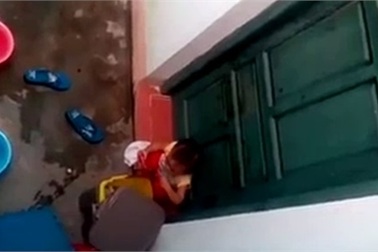 Sốc cảnh bé 2 tuổi bị chốt cửa phải nhặt đồ thùng rác ăn
