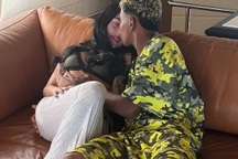 Lamine Yamal trao nụ hôn ngọt ngào, tình tứ cùng nữ ca sĩ nóng bỏng