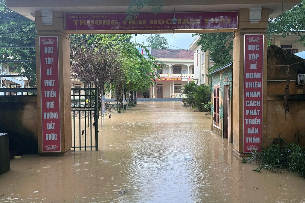 Sạt lở, mưa lụt khiến quốc lộ 7 tê liệt - 3 Sạt lở, mưa lụt khiến quốc lộ 7 tê liệt - 3