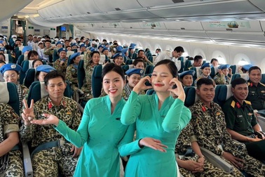 Nữ tiếp viên kể về chuyến bay đặc biệt chở hơn 300 chiến sĩ sau diễu binh