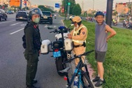 Xử phạt nhiều người đi xe đạp chạy vào làn ô tô trên đại lộ ở TPHCM