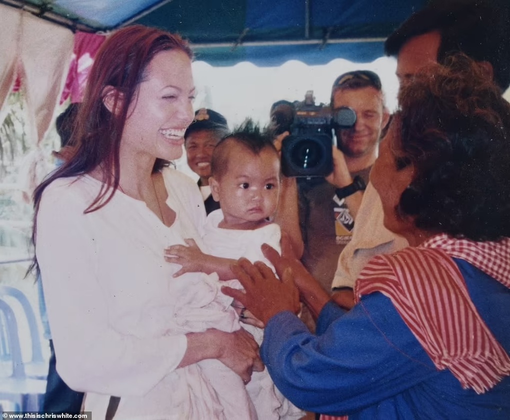 Những bức ảnh cách đây 20 năm của Angelina Jolie và con nuôi Maddox - 2